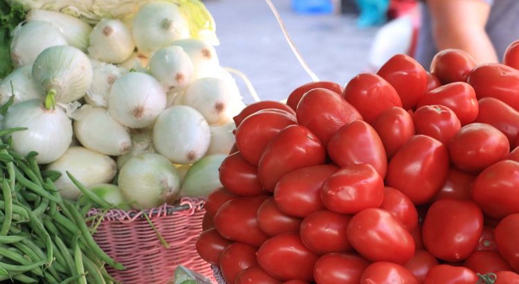 “Por los cielos” los precios de la canasta básica: comerciantes