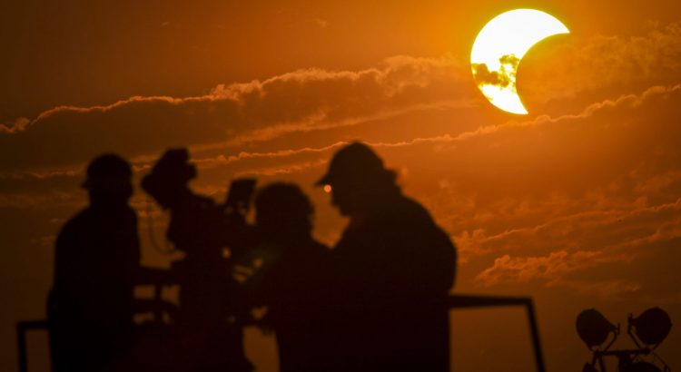 Continua la capacitación por el eclipse solar total