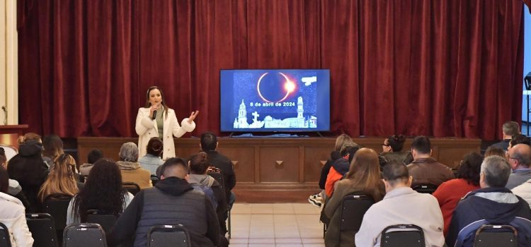 Capacitan a escuelas de Durango para el eclipse solar