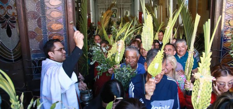 Desbordan su fe en Domingo de Ramos