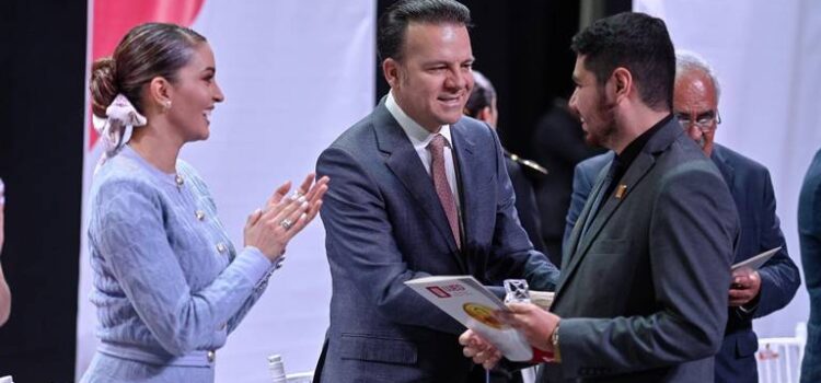 Entregan medallas al Mérito Académico “Benito Juárez”