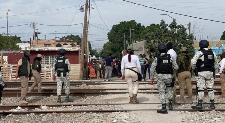 Se enfrentan migrantes y elementos del INM