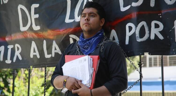 Alumno de la Normal se encadena, exige ser reintegrado a sus actividades