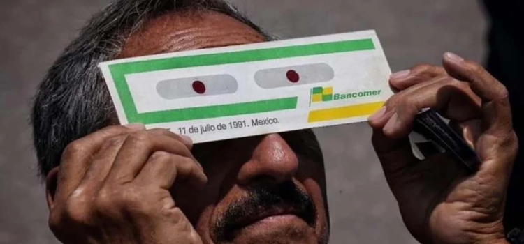 Por tres décadas guardó sus lentes para ver el eclipse