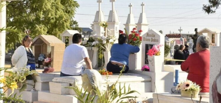 Familiares visitan el panteón