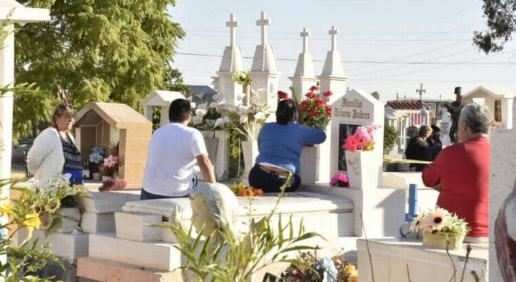 Familiares visitan el panteón