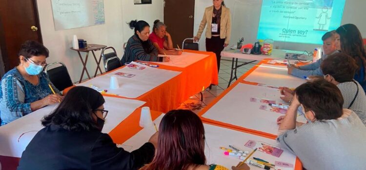 Brindan pláticas de salud emocional a mujeres