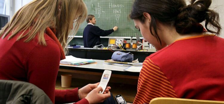 El Congreso espera recibir el reglamento para el uso del celular en las aulas