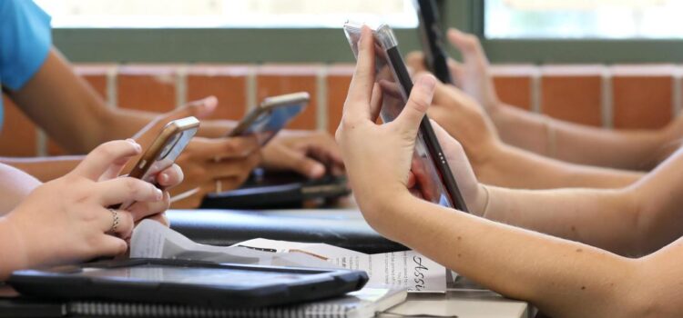 Se prohíbe el uso del celular en las aulas