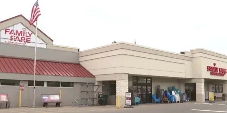 «Ninja del tejado»: mujer vive un año en el interior del cartel de un supermercado «Ninja del tejado»: mujer vive un año en el interior del cartel de un supermercado