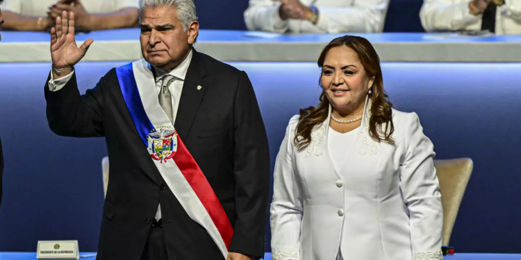 José Raúl Mulino asume la presidencia de Panamá con promesas de transformación económica y social