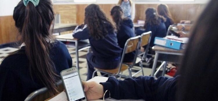 Está listo el protocolo para restringir los celulares en aulas