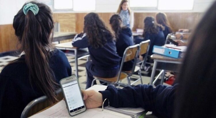 Está listo el protocolo para restringir los celulares en aulas