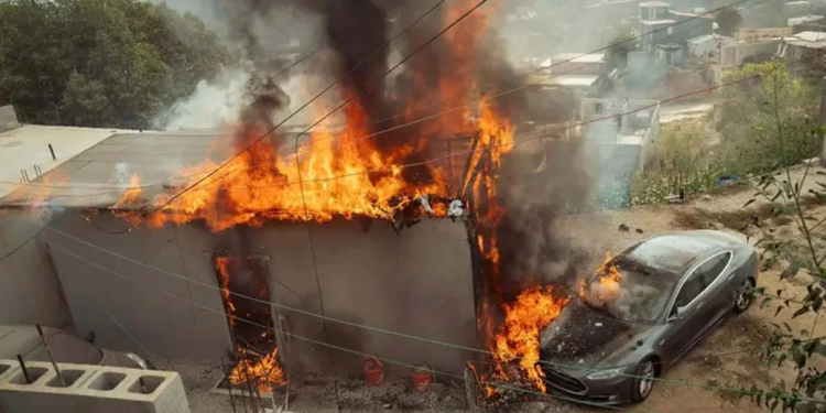 Trató de cargar su Tesla conectándolo a un «diablito»