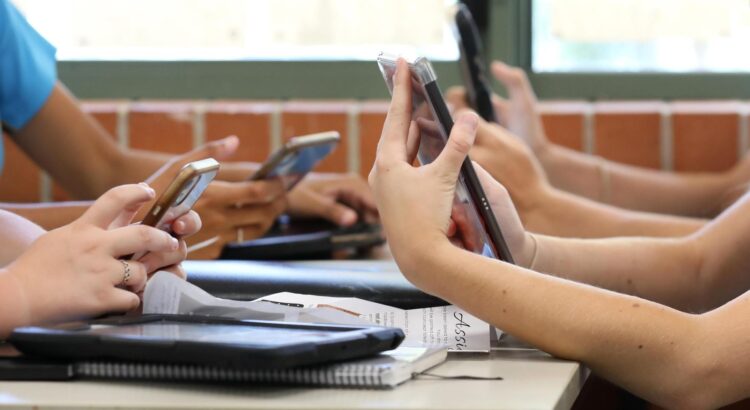 Un éxito el programa de prohibir el celular en los planteles educativos