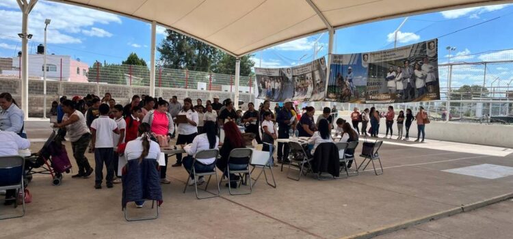 Entregan becas a más de 4 mil 900 alumnos