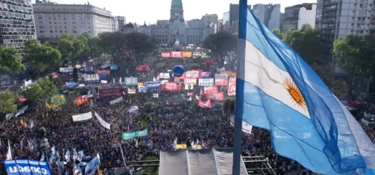 Miles de argentinos marchan en defensa de la universidad pública y contra el veto de Milei