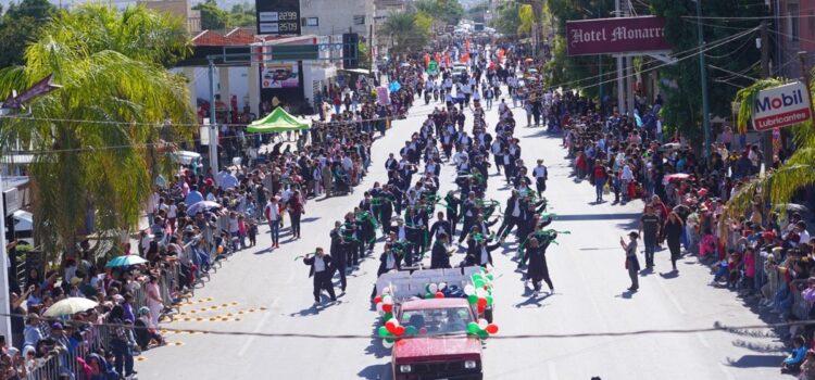 15 mil personas asisten y disfrutan el desfile de la Revolución Mexicana en Gómez Palacio