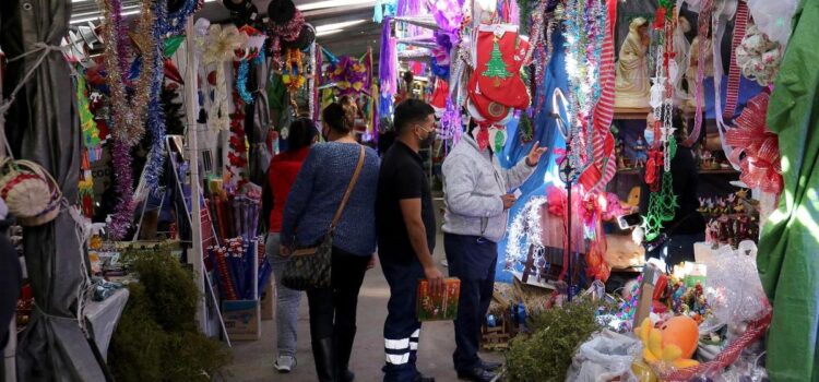 Instalan tradicional Mercado Navideño