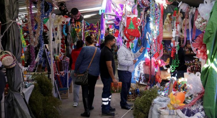 Instalan tradicional Mercado Navideño