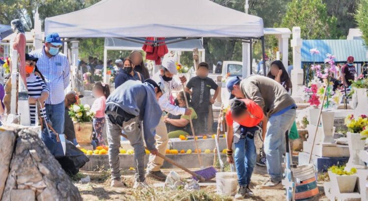 Promueven tradiciones y recuerdan a sus seres queridos