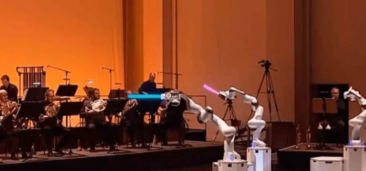 Robot con tres brazos dirige orquesta alemana