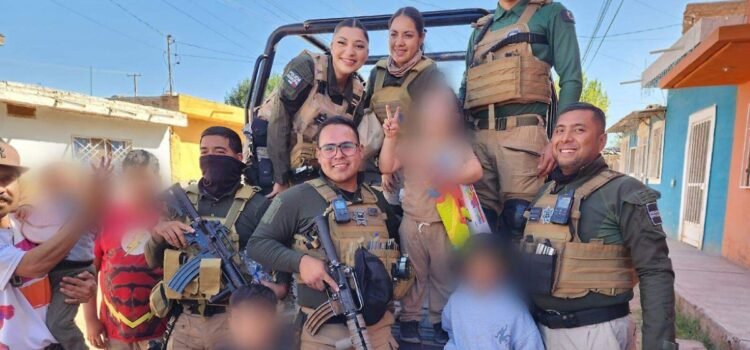 Policías Municipales de Durango entregan juguetes