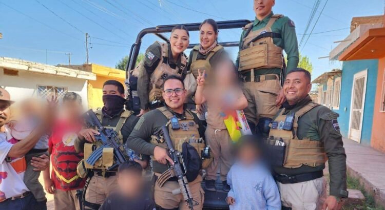 Policías Municipales de Durango entregan juguetes