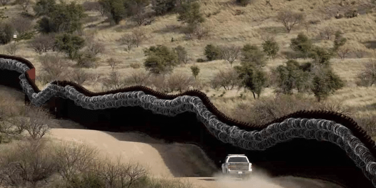 Trump insiste en ampliar el muro fronterizo con México
