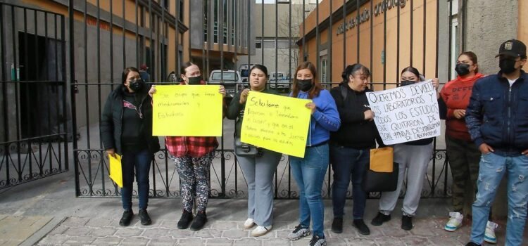 Se manifiestan padres de familia por falta de medicamentos contra el cáncer
