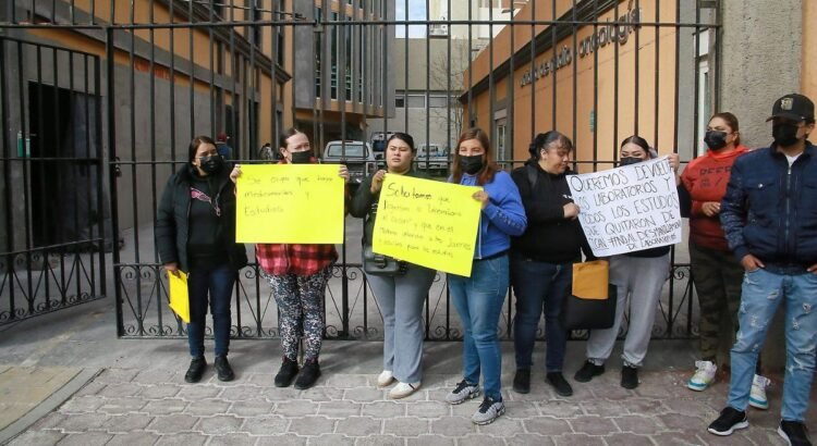 Se manifiestan padres de familia por falta de medicamentos contra el cáncer