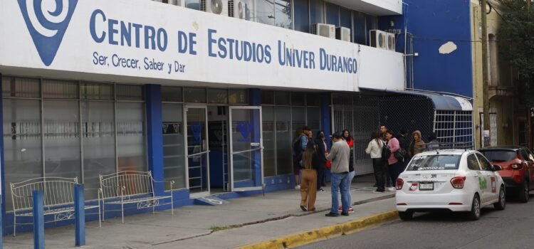Alumnos se manifiestan ante el temor del cierre de Univer Durango