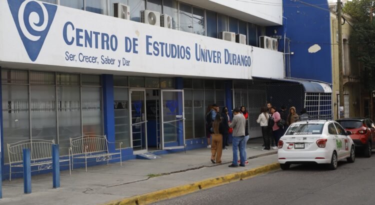 Alumnos se manifiestan ante el temor del cierre de Univer Durango