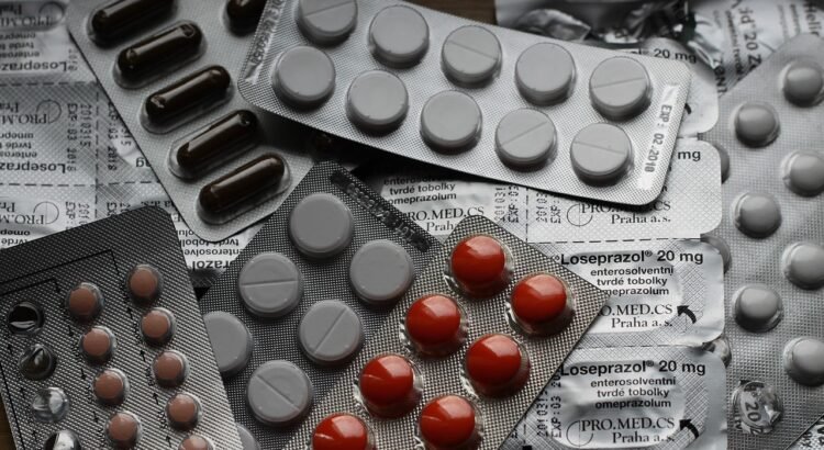 Decomisan medicamentos que vendían en el tianguis: Coprised