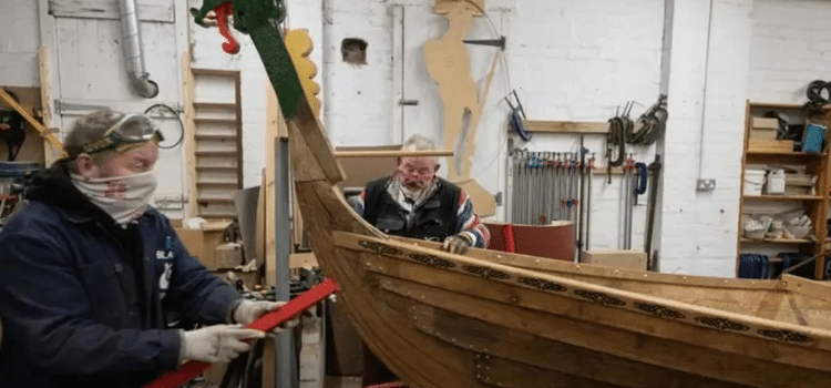 Veteranos construyen barco vikingo para mejorar su salud mental