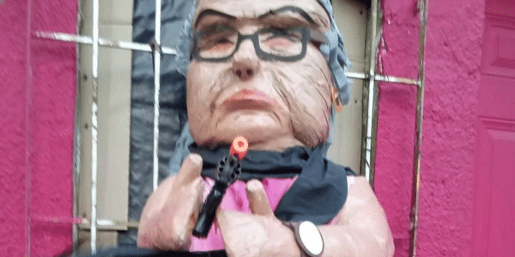 Crea polémica el lanzamiento de piñata de la “abuelita sicaria”
