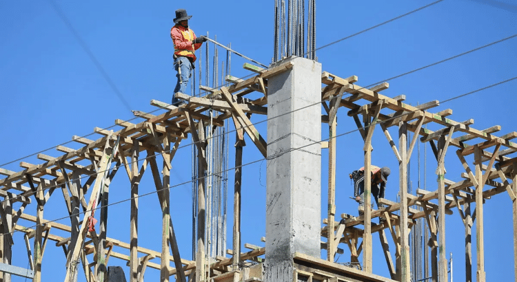 Constructoras foráneas dejan adeudos con empresas locales