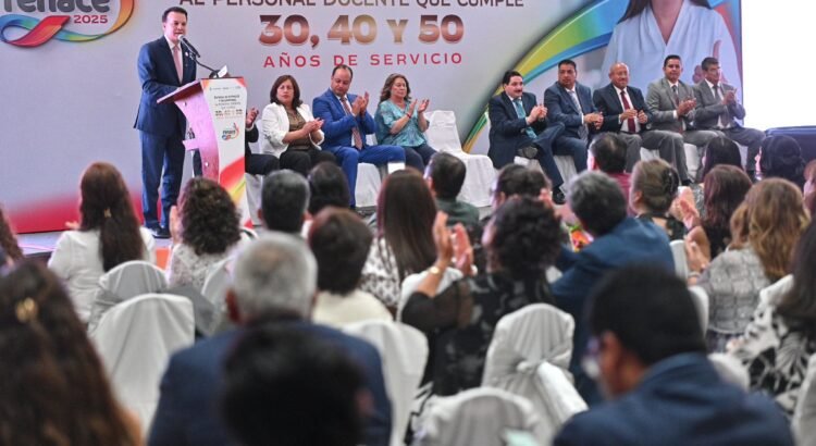 Reconocen la labor de los maestros en la construcción del presente de Durango