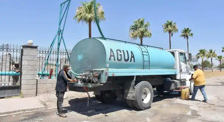 Distribuyen agua gratuita en pipas