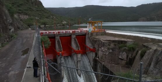 Dan mantenimiento a las compuertas de la presa Guadalupe Victoria