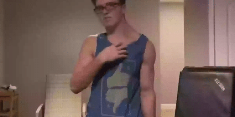 Joven entrenó en el gym solo la mitad de su cuerpo