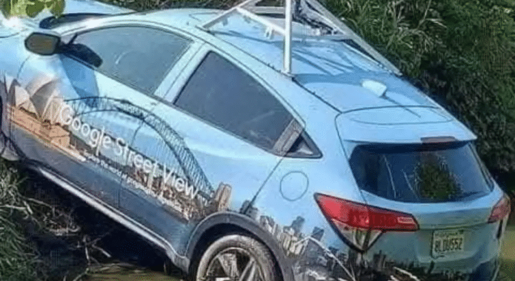 Apedrean auto de Google Maps por creer que atrae huracanes