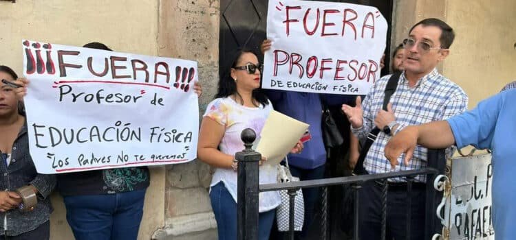 Padres de familia exigen destitución de profesor de educación física