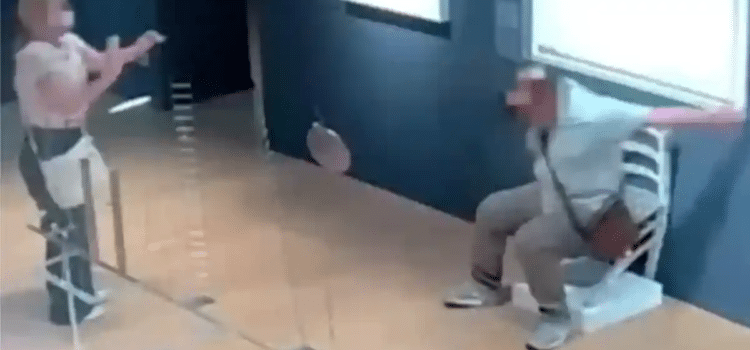 Turista destruyó obra de arte al sentarse en ella para la foto Turista destruyó obra de arte al sentarse en ella para la foto