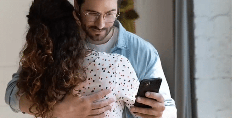 Le robaron el celular al novio… y el ladrón le mandó pruebas de su infidelidad