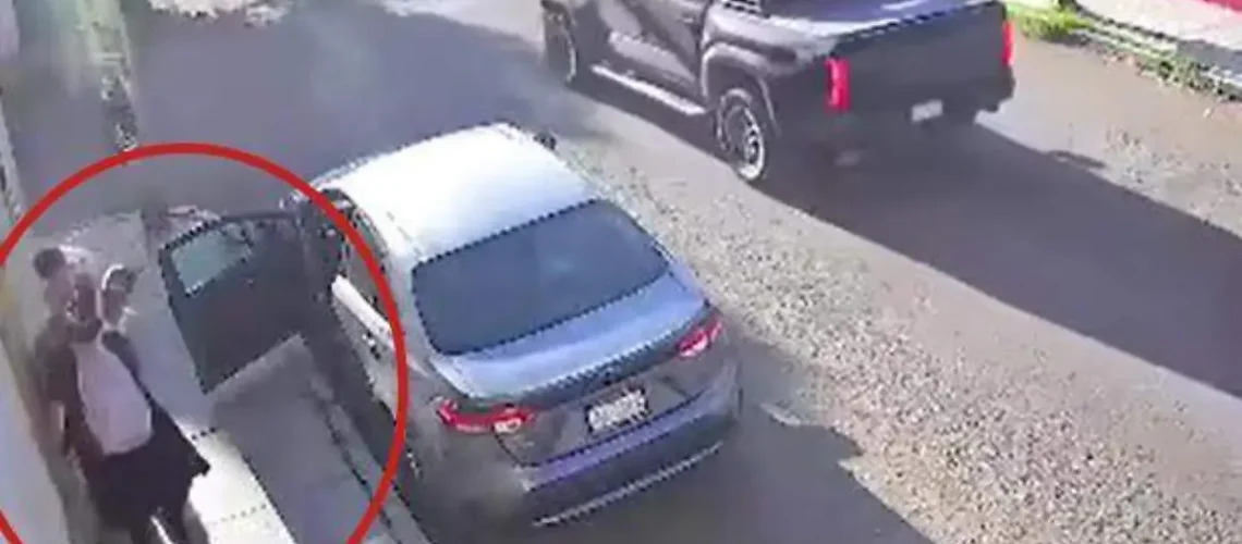 Mujer recibe ataque e intentan arrebatarle a su hija