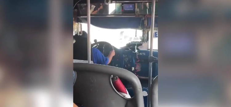 Captan a niño manejando autobús de pasajeros en Durango