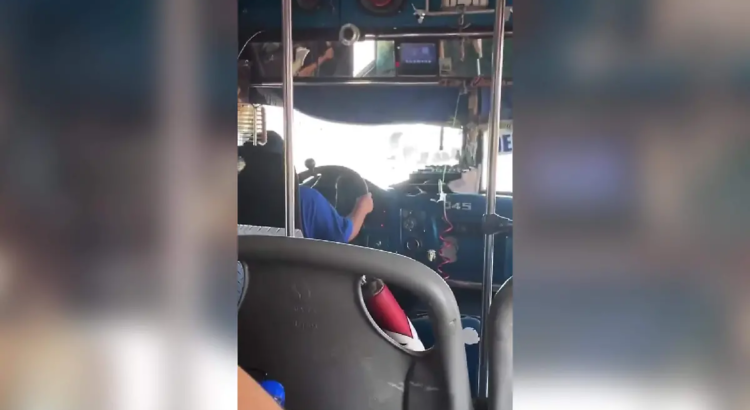 Captan a niño manejando autobús de pasajeros en Durango