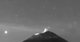 Captan decenas de objetos luminosos sobre el Popocatépetl