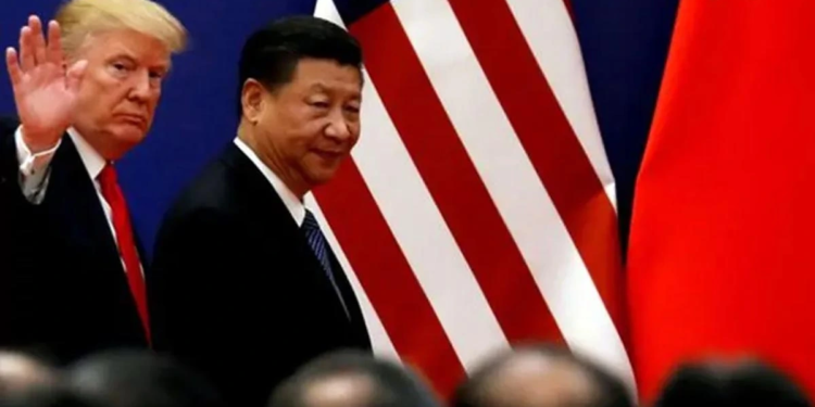 Amaga Trump con imponer aranceles de hasta 200% a productos chinos